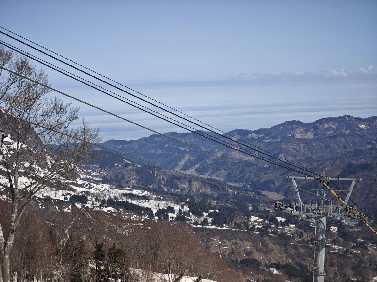 今日は新潟県・糸魚川〜上越方面へ遠征。11滑り目@シャルマン火打スキー場は初めてのスキー場。ゲレンデ上部からは日本海が見える(今日はモヤって見えなかった)。12〜2月は風雪が吹付けるであろうから、雪質が悪くても春以降にならないと足が向かないな。