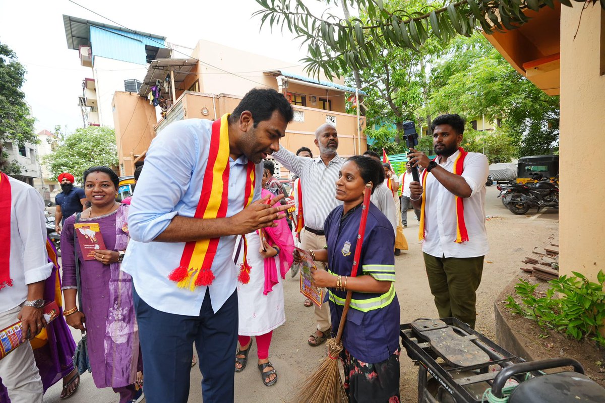 AadhavArjuna's tweet photo. வில்லிவாக்கம் சட்டமன்றத் தொகுதியில் உள்ள தந்தை பெரியார் நகர், திரு.வி.க நகர், முத்தம்மன் கோவில் தெரு, வெள்ளாளர் தெரு, குஞ்சுதம் குருசாமி தெரு, சிவலிங்கம் தெரு, குப்புசாமி தெரு ஆகிய பகுதிகளில் இன்று தேர்தல் பிரசாரத்தை மேற்கொண்டோம். 

செல்லும் இடங்களில் எல்லாம் தமிழக வெற்றிக் கழகத்திற்கு மக்கள் கொடுக்கும் உற்சாக வரவேற்பும், கழகத் தலைவர் அவர்கள் மீது கொண்ட நம்பிக்கையும், கழகத்தின் வெற்றி வேட்பாளரான என் மீது காட்டிவரும் பாசமும் நமது வெற்றியை உறுதியாகக் கூறுகிறது.

தாய்மார்கள், தொழிலாளர்கள், சிறு வியாபாரிகள், மூத்த குடிமக்கள் என அனைத்து தரப்பு மக்களும் நம்மை வாழ்த்தி வரவேற்கிறார்கள். 'தவெக-விற்குதான் எங்கள் ஓட்டு' என்று மனதார சொல்கிறார்கள். 

வில்லிவாக்கம் தொகுதி கழகத்தின் வெற்றி வேட்பாளராக மக்கள் என் மீது காட்டும் அன்புக்கு என்றும் உண்மையாகவும் நேர்மையாகவும் இருப்பேன் என்று வாக்குறுதி அளித்தேன்.

விசில் சின்னத்திற்கு வாக்களிப்போம்!
வில்லிவாக்கம் சட்டமன்றத் தொகுதிக்கான நலனை வென்றெடுப்போம்!!
நம்மால் முடியும்!!!
1/2
