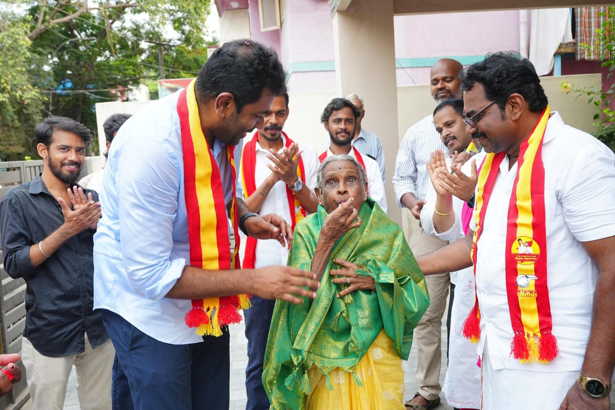 AadhavArjuna's tweet photo. வில்லிவாக்கம் சட்டமன்றத் தொகுதியில் உள்ள தந்தை பெரியார் நகர், திரு.வி.க நகர், முத்தம்மன் கோவில் தெரு, வெள்ளாளர் தெரு, குஞ்சுதம் குருசாமி தெரு, சிவலிங்கம் தெரு, குப்புசாமி தெரு ஆகிய பகுதிகளில் இன்று தேர்தல் பிரசாரத்தை மேற்கொண்டோம். 

செல்லும் இடங்களில் எல்லாம் தமிழக வெற்றிக் கழகத்திற்கு மக்கள் கொடுக்கும் உற்சாக வரவேற்பும், கழகத் தலைவர் அவர்கள் மீது கொண்ட நம்பிக்கையும், கழகத்தின் வெற்றி வேட்பாளரான என் மீது காட்டிவரும் பாசமும் நமது வெற்றியை உறுதியாகக் கூறுகிறது.

தாய்மார்கள், தொழிலாளர்கள், சிறு வியாபாரிகள், மூத்த குடிமக்கள் என அனைத்து தரப்பு மக்களும் நம்மை வாழ்த்தி வரவேற்கிறார்கள். 'தவெக-விற்குதான் எங்கள் ஓட்டு' என்று மனதார சொல்கிறார்கள். 

வில்லிவாக்கம் தொகுதி கழகத்தின் வெற்றி வேட்பாளராக மக்கள் என் மீது காட்டும் அன்புக்கு என்றும் உண்மையாகவும் நேர்மையாகவும் இருப்பேன் என்று வாக்குறுதி அளித்தேன்.

விசில் சின்னத்திற்கு வாக்களிப்போம்!
வில்லிவாக்கம் சட்டமன்றத் தொகுதிக்கான நலனை வென்றெடுப்போம்!!
நம்மால் முடியும்!!!
1/2