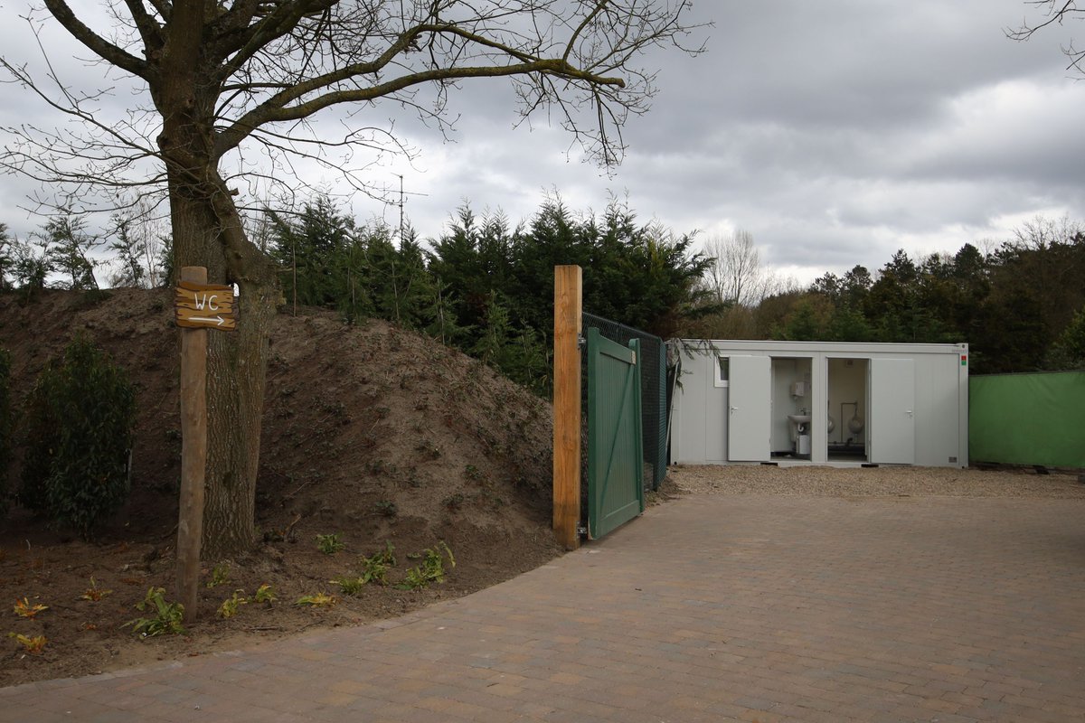 jeroen_twee's tweet photo. Bij zo'n gloednieuw park wordt in de eerste weken nog volop gesleutels om kinderziektes te verhelpen. Zo is er bij het Bibliobos een nieuwe toiletgroep geopend. De andere twee toiletgroepen bevinden zich op een ruime (kinder)afstand lopen! #Tovertuin https://t.co/N0pc8rW8bi