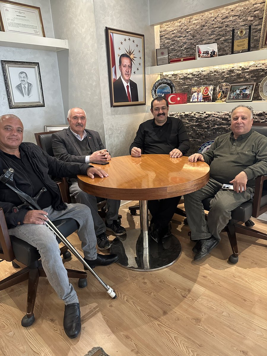 Şafak Mahallemizin dününe emek veren eski başkanlarımızı ve bugün görevde olan, aynı zamanda eski muhtarımız Yılmaz abimizi gönül sofrasında ağırladık.

Muhabbet vardı, hatıra vardı, en önemlisi samimiyet vardı. Her biri bu mahalleye iz bırakmış, hizmet etmiş güzel insanlar…