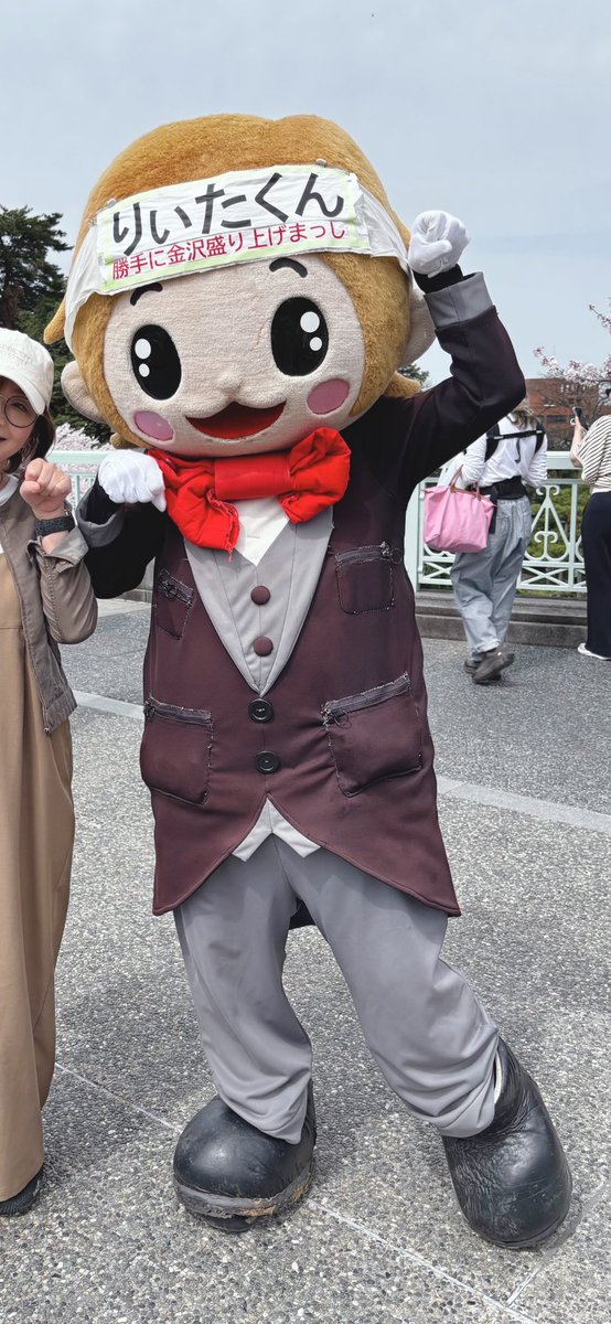 理容師同期4人で
兼六園へお花見🌸

外で食べるご飯
美味しいなー!!

これ
うちのサロン近くのお弁当屋さんの

600円ですごいボリュームでしょ

そして
りぃたくんいた!