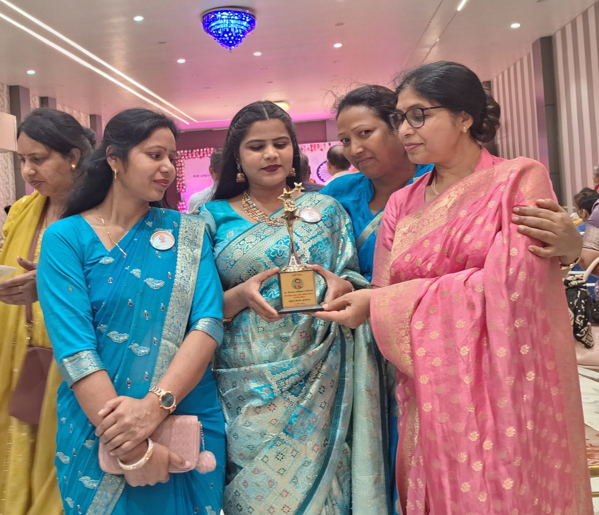 ShaliniAnand90's tweet image. कल लखनऊ में डॉ.अंबेडकर जन्मोत्सव पर आयोजित कार्यक्रम में अपनी टीम 'बोधिधम्मा फाउंडेशन' के साथ पालि भाषा में गायन की प्रस्तुति दी। मंच पर मिले इस सम्मान और ट्रॉफी के लिए आयोजकों का आभार। यह पहचान हमारे सामाजिक कार्यों के प्रति जिम्मेदारी और बढ़ा देती है। 🏆✨​#NariShakti #Awards