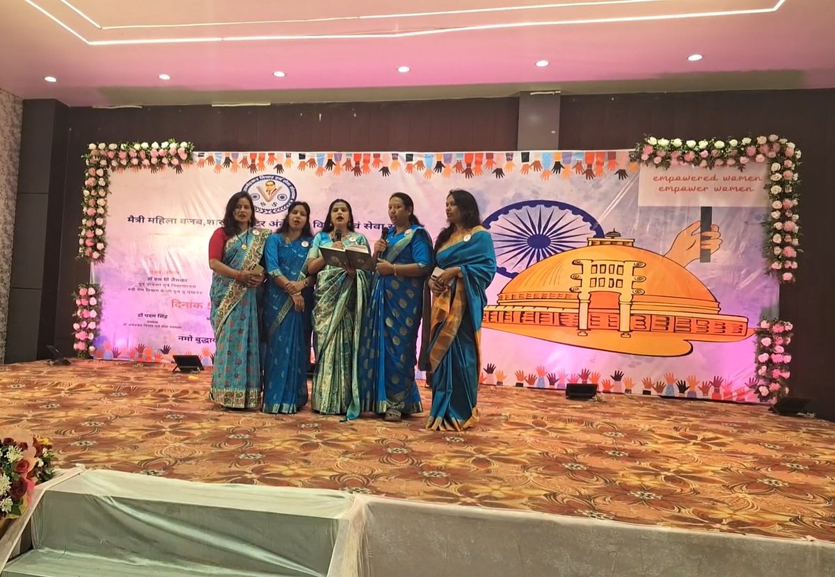 ShaliniAnand90's tweet image. कल लखनऊ में डॉ.अंबेडकर जन्मोत्सव पर आयोजित कार्यक्रम में अपनी टीम 'बोधिधम्मा फाउंडेशन' के साथ पालि भाषा में गायन की प्रस्तुति दी। मंच पर मिले इस सम्मान और ट्रॉफी के लिए आयोजकों का आभार। यह पहचान हमारे सामाजिक कार्यों के प्रति जिम्मेदारी और बढ़ा देती है। 🏆✨​#NariShakti #Awards