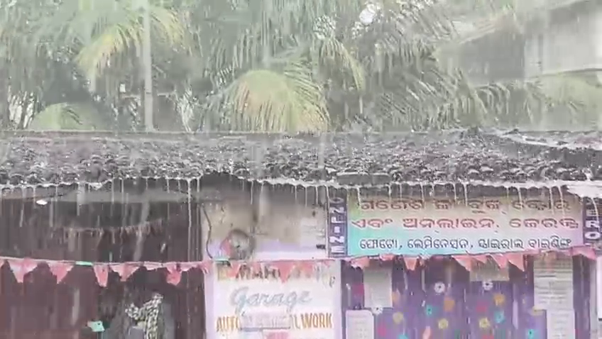 Kalahandi | Kalbaisakhi storm wreaks havoc in Kalahandi district, bringing heavy rain along with hailstones. #Odisha