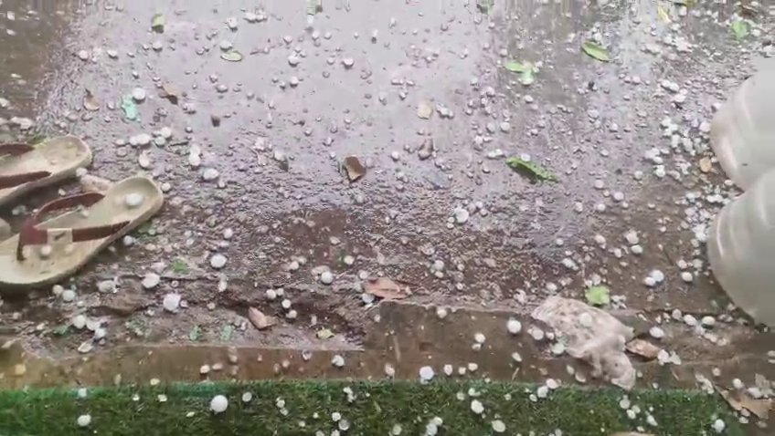 Kalahandi | Kalbaisakhi storm wreaks havoc in Kalahandi district, bringing heavy rain along with hailstones. #Odisha