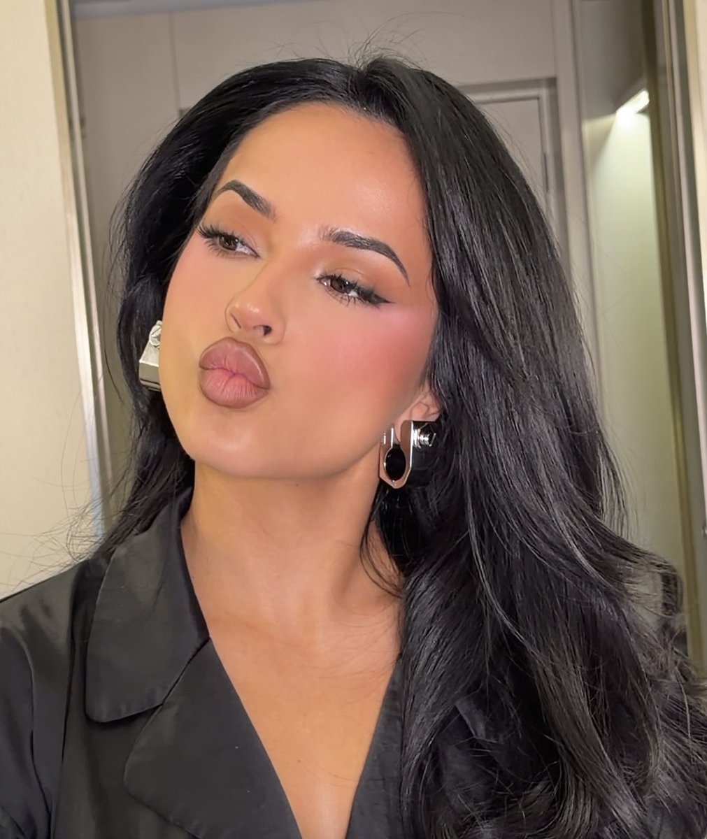 thefacefairyx's tweet photo. toasty matte glam for Becky G a while back 🩶 https://t.co/VujV7PMn1F
