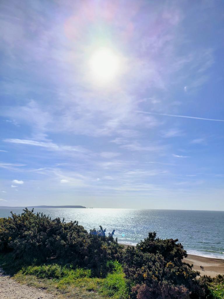 LadyGrace27's tweet image. Breathe in the ocean, breathe out the day...🍃🌊

#MondayBlue #eastermonday #sun #sea