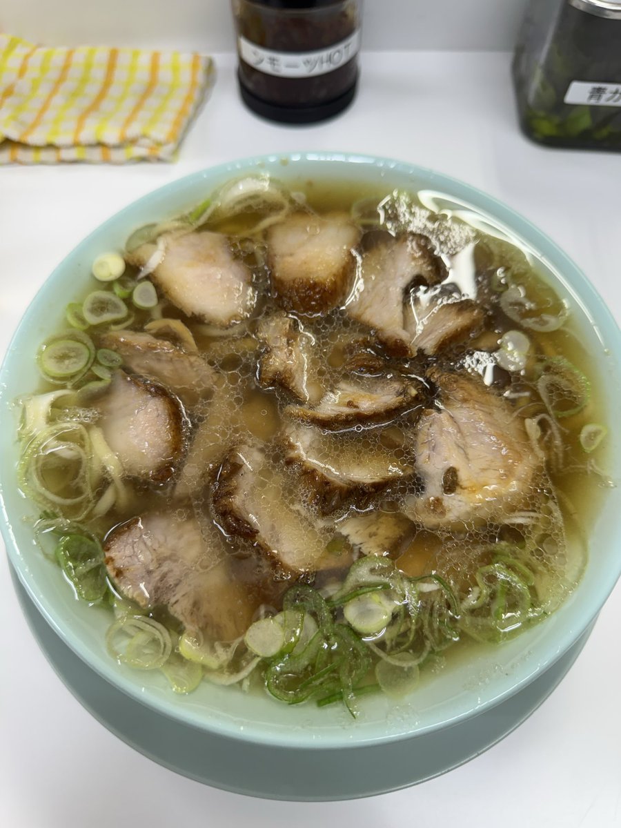 menwith09's tweet photo. 高円寺　ともちんラーメン
チャーシュー麺

気持ちしょっぱめではあるが、豚の液体油とネギのアクセントに薄切りチャーシューの盛りもしっかりあって、コレでご飯無料なんだからコスパはめっちゃいいと思う！
すげぇぜ！ともちん！

#ともちんらーめん
#ちゃん系 https://t.co/nj1HitPJDH