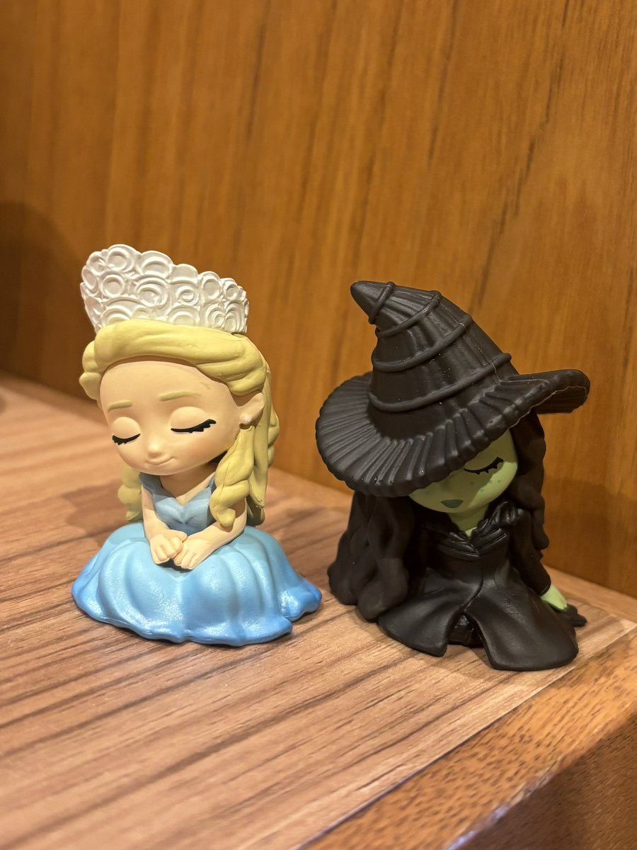 ari_luv_ana's tweet image. ウィキッドのガチャガチャいつから？！
知らなかった！！！
2回回したらエルファバとグリンダでした😭
#wicked