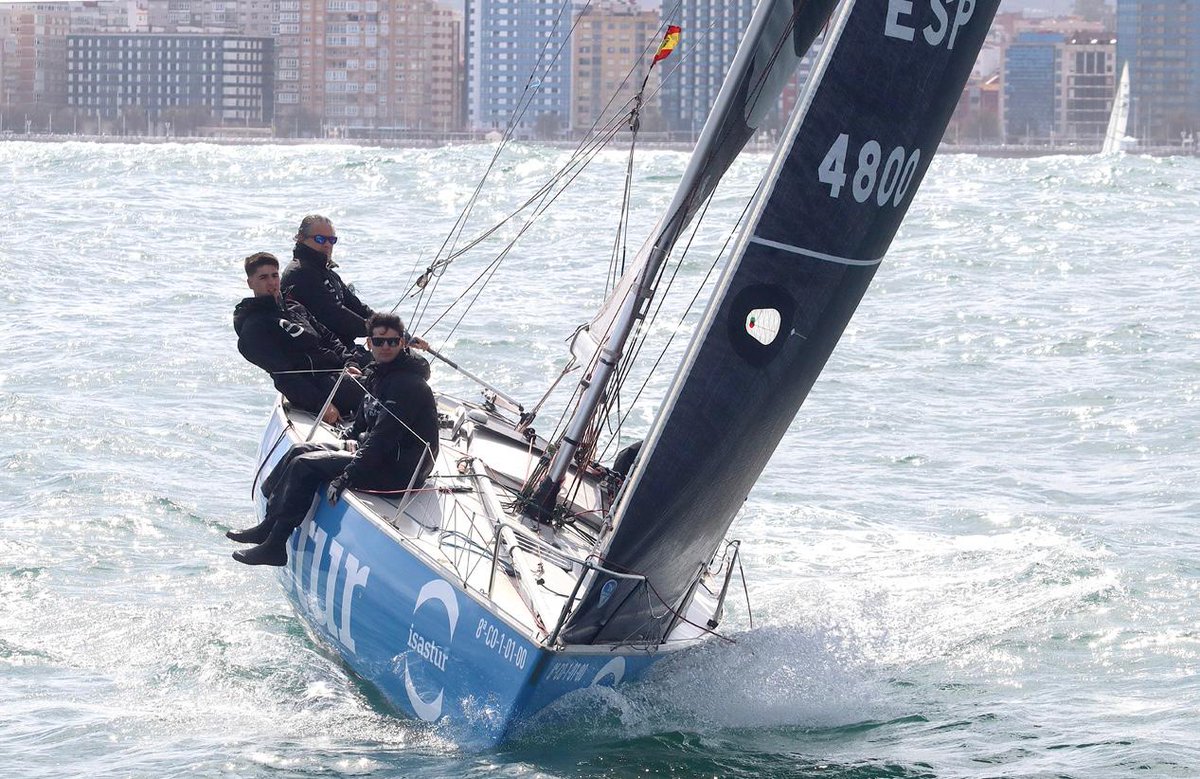 ISASTUR's tweet photo. ⛵️🌊 El pasado domingo 29 arrancó el XXXI Trofeo de Primavera @rcar_es . Viento NE de 14 a 10 nudos y mar de fondo en una jornada a 2 mangas.

🏆 Líderes / clase:
🥇 Taxus (Clase 1)
🥇 @uniovi_info –ISASTUR (Clase 2)
🥇 Espumeru (Clase 3)

👏¡Gran inicio de temporada! 📷FotoFélix https://t.co/AXhHUwAv3Y