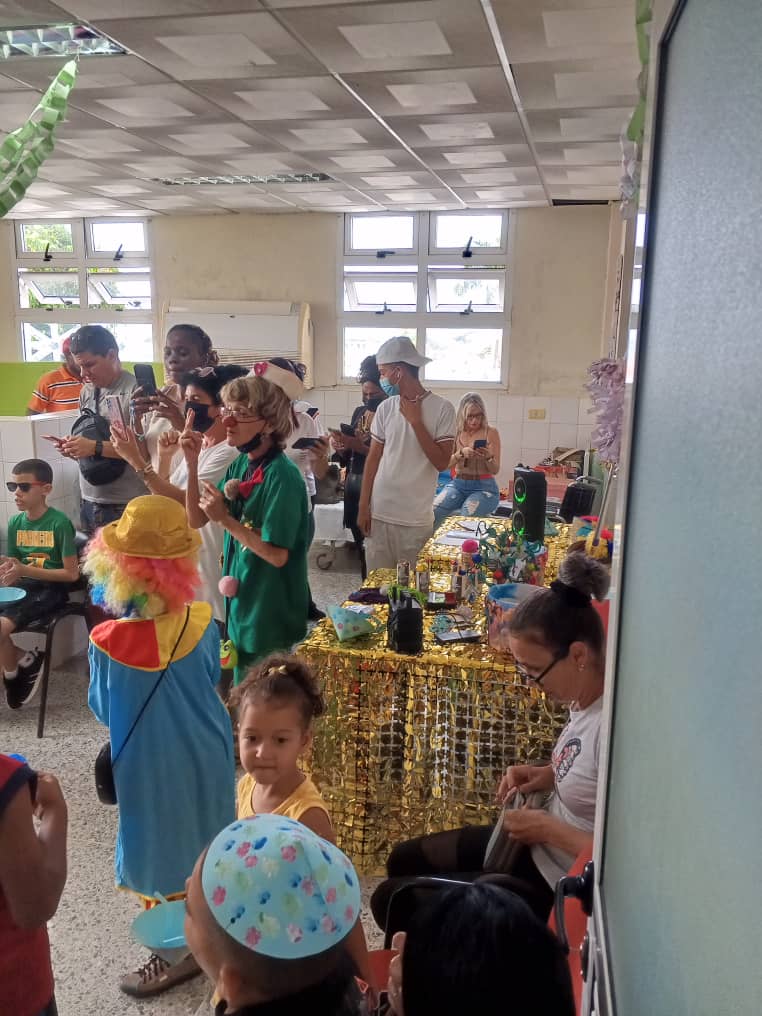 Los trabajadores del <a href="/CarnicoPinar/">Empresa Cárnica Pinar del Río (Venegas)</a> una vez más, realizan actividad por el 4 de Abril en la sala de oncología del Pediátrico de Pinar del Río, acompañados por médicos y la directora de la institución. #UnidosXCuba #PinardelRío