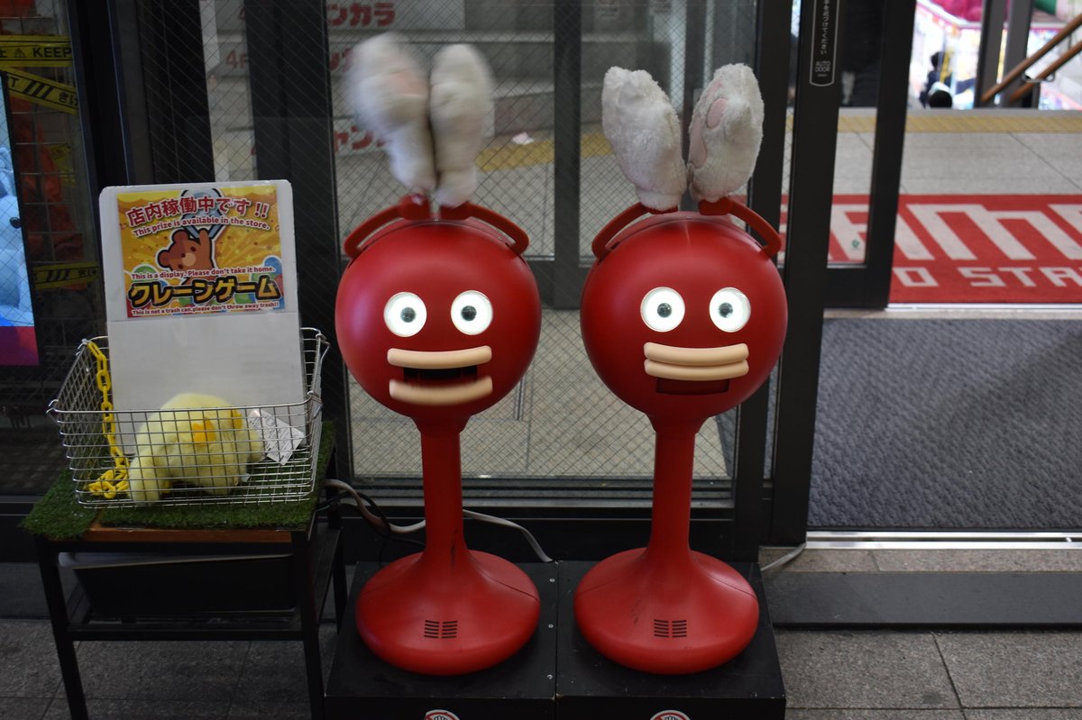 nacks572b's tweet photo. 狸小路商店街でビッグクラッピー2体発見😁
外国人観光客多し、ドラッグストアーなんかはC国語で呼び込みしていたりするのでインバウンドにシフトしている感じ https://t.co/GeE7WFtn5J