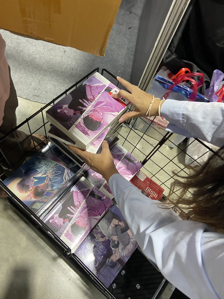 ผ่านไปแปปเดียว งานหนังสือจบแล้ว 😮‍💨  #บันทึกเจ้าเจเจ

งานวันสุดท้ายพา <a href="/sunflowerse_/">ซันฟลาวเวิร์ส 🌻</a> &amp; <a href="/Mapraoklung/">มาพ้าวคลุง</a> และเดอะแก๊งมาเดินสายเก็บหนังสือค้าบ 🤗