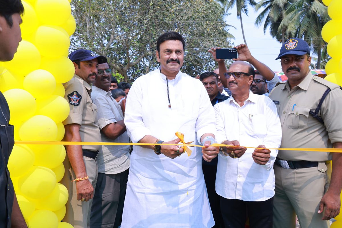 KRaghuRaju's tweet photo. ఉండి మండలం, వాండ్రం గ్రామంలో ఎన్నో సంవత్సరాలుగా సగం పైగా పూడిపోయి ఉన్న మంచినీటి చెరువును బాగు చేసి, చెరువు చుట్టూ చక్కని వాకింగ్ ట్రాక్ వేసి ఈరోజు ఉదయం ప్రారంభించడం జరిగింది. దాదాపు దశాబ్ద కాలంగా ఉన్న ఈ గ్రామ మంచి నీటి కొరత నేటితో తీరనుంది.
#IdhiManchiPrabhutvam #RRRForUndi https://t.co/1ak8H8M2i9