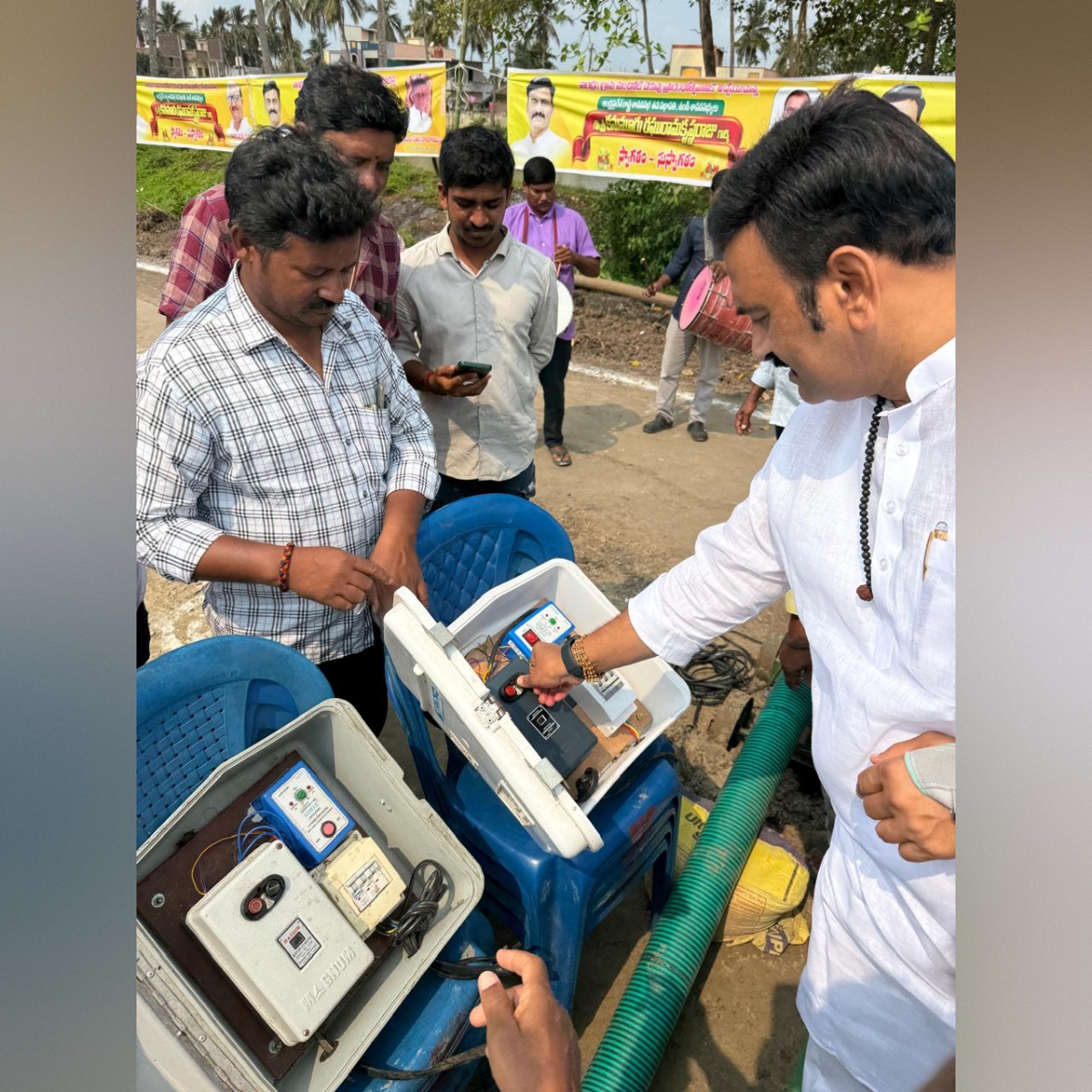 KRaghuRaju's tweet photo. ఉండి మండలం, వాండ్రం గ్రామంలో ఎన్నో సంవత్సరాలుగా సగం పైగా పూడిపోయి ఉన్న మంచినీటి చెరువును బాగు చేసి, చెరువు చుట్టూ చక్కని వాకింగ్ ట్రాక్ వేసి ఈరోజు ఉదయం ప్రారంభించడం జరిగింది. దాదాపు దశాబ్ద కాలంగా ఉన్న ఈ గ్రామ మంచి నీటి కొరత నేటితో తీరనుంది.
#IdhiManchiPrabhutvam #RRRForUndi https://t.co/1ak8H8M2i9