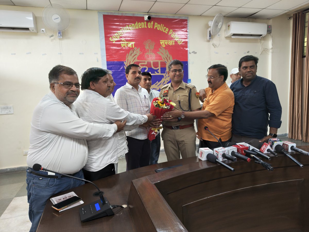 palwalpolice's tweet image. नवनियुक्त #SP श्री नीतीश अग्रवाल, आईपीएस ने संभाला जिला पलवल पुलिस कप्तान का पदभार।

जिला पलवल में कानून व्यवस्था को और अधिक मजबूत,पारदर्शी,जवाबदेह एवं जनहितैषी पुलिस व्यवस्था स्थापित करना उनका मुख्य लक्ष्य-नीतीश अग्रवाल, #SP पलवल।
#CrimeFreePalwal  #PublicFirst 
@police_haryana