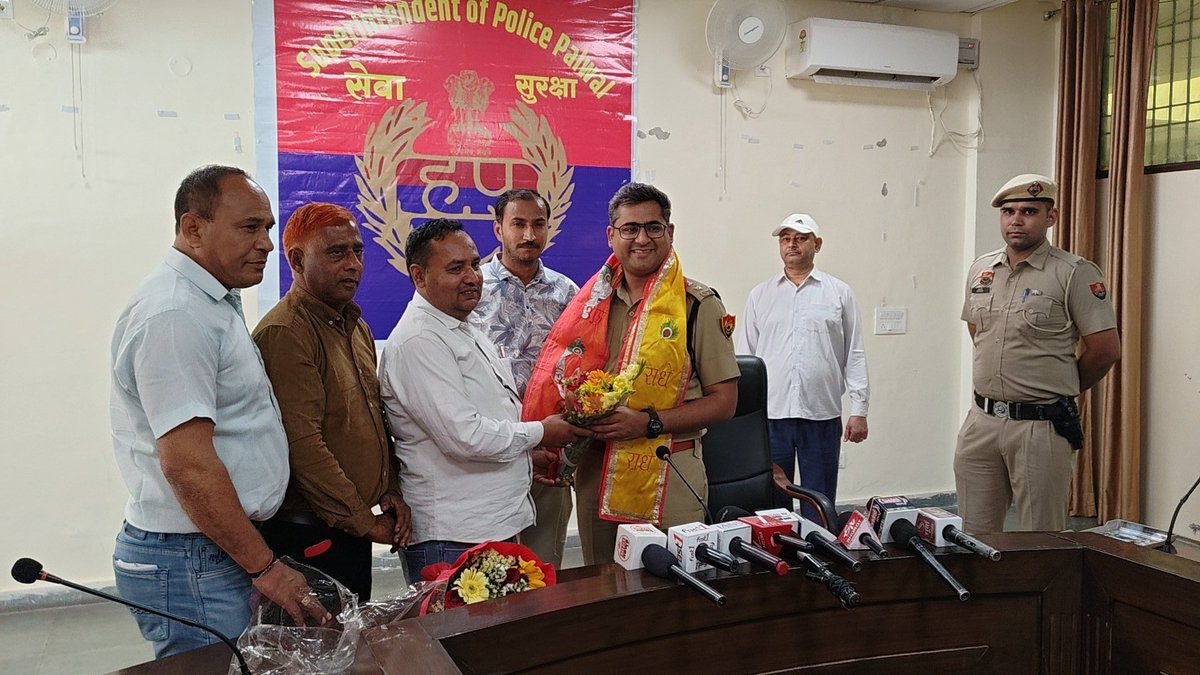 palwalpolice's tweet image. नवनियुक्त #SP श्री नीतीश अग्रवाल, आईपीएस ने संभाला जिला पलवल पुलिस कप्तान का पदभार।

जिला पलवल में कानून व्यवस्था को और अधिक मजबूत,पारदर्शी,जवाबदेह एवं जनहितैषी पुलिस व्यवस्था स्थापित करना उनका मुख्य लक्ष्य-नीतीश अग्रवाल, #SP पलवल।
#CrimeFreePalwal  #PublicFirst 
@police_haryana