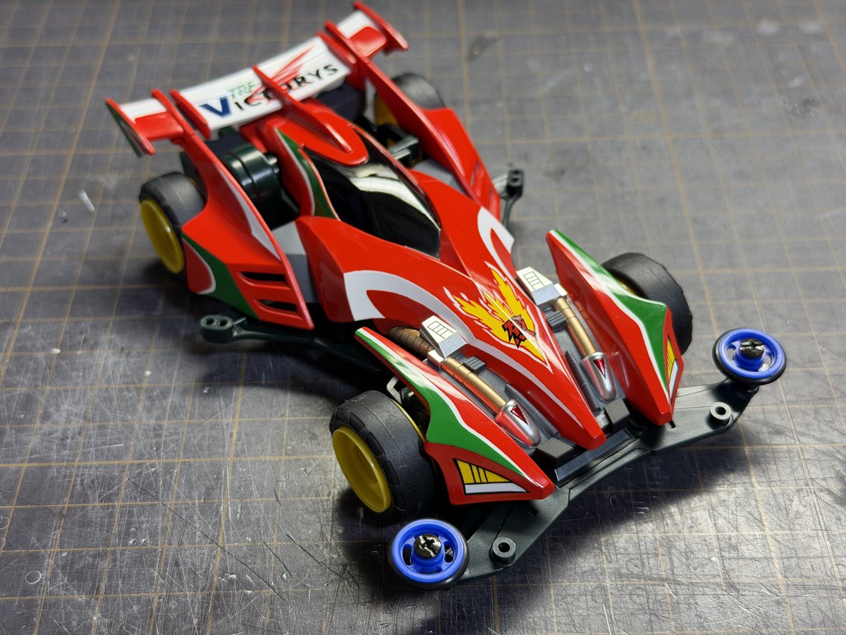 mini4wd_Q's tweet image. ブリッツァーソニック TRFビクトリーズ仕様 完成しました！
基本的にパッケージや取説通りに塗り分け、ウイングはビクトリーズロゴを入れています。
フロント周りの塗り分けは難しい部分ですが、時間をかけて丁寧に仕上げました。
歴代版は別で投稿します。
#mini4wd #ミニ四駆 #ブリッツァーソニック