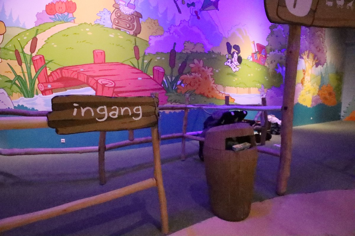 jeroen_twee's tweet photo. Bij de darkride Overal Vriendjes in Avonturenpark de Tovertuin is de ingang verplaatst, en is een nieuwe buggystalling verschenen. #Tovertuin https://t.co/u25ViRqQ4N