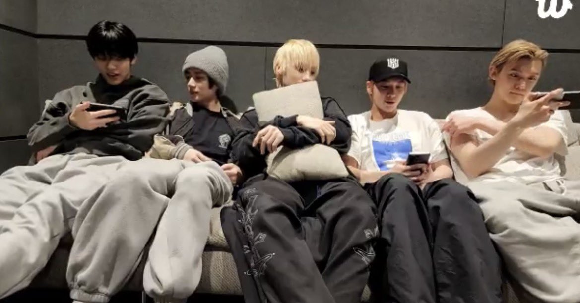 translatingTXT's tweet photo. they just finished dance practice &amp; live singing practice https://t.co/5ji277vClS