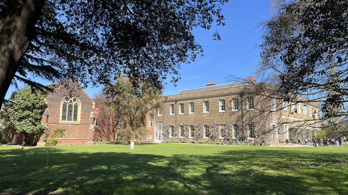JohnnyTea00's tweet photo. A beautiful day in London Town #palace https://t.co/mJvWiGNrwg