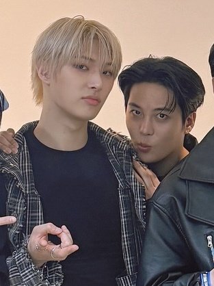 흑발이아니면안돼요 tweet media