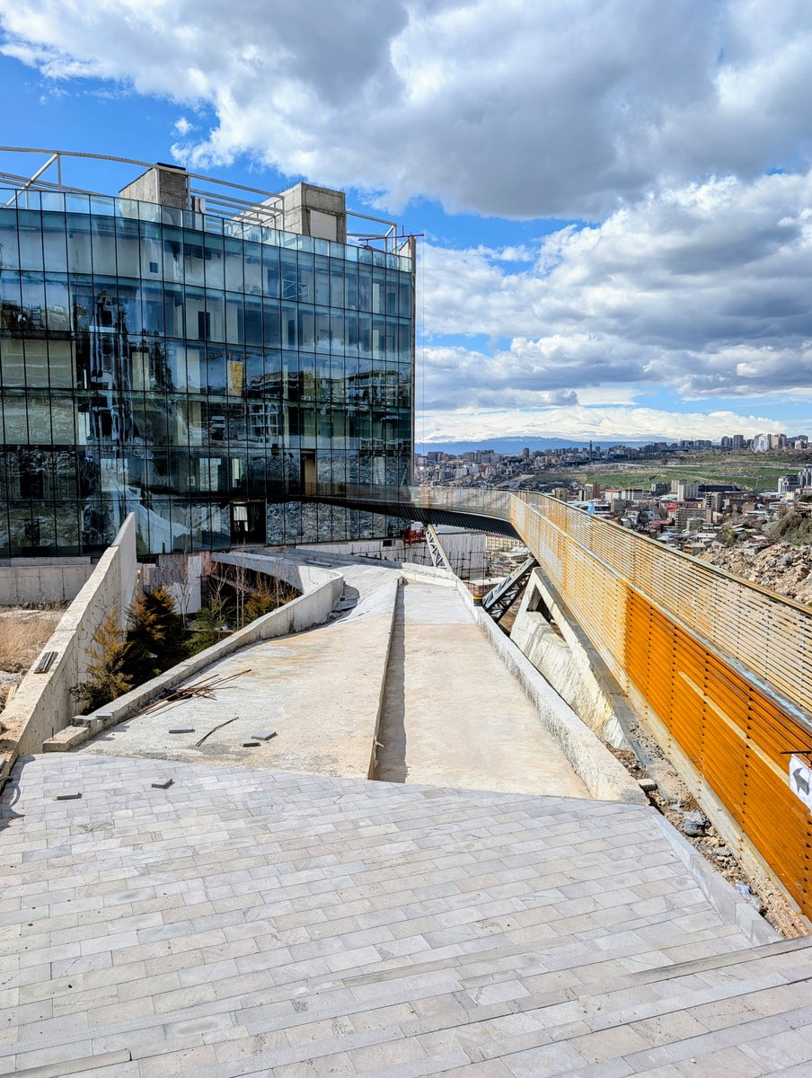 Продолжаем наблюдать. Всё идёт согласно каноническому тексту. У Сидорова не стыкуются панели, щель больше метра, щель заделали, но некоторые панели перекосились. Будет работать, если только дождь не пойдёт.