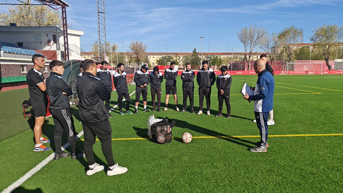 EntrenadoRffm's tweet photo. El curso UEFA 🅰️ de Cotorruelo retoma su actividad tras las vacaciones de Semana Santa con las clases del profesor @frangarr26.

El alumnado realizó diversas tareas prácticas sobre el terreno de juego para seguir avanzando en una formación dinámica y participativa. https://t.co/sTZZAi0IdJ