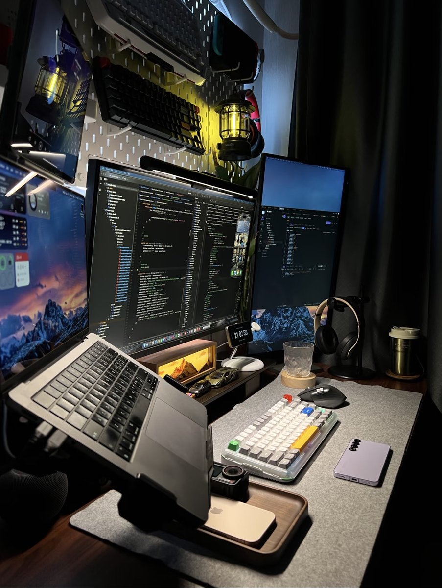 cyber_cat7's tweet photo. 这可能是币圈最接近“真·被动收入”的东西——三台Mac Mini，跑着，没人管，钱自己进来。

事情是这样的。几个月前，我翻到一个钱包，叫 `ColdMath`。只做天气，胜率70%，10万刀利润。我当时觉得，这人要么是气象局的，要么就是搞到了别人没有的数据。
👉 https://t.co/azyheBB3kA

后来我又扒到 `swisstony`，550万刀，66,982笔交易。全是体育和政治，全是吃价差。
👉 https://t.co/5yrGtG8eth

再后来 `rename`，39.6万刀，33,588笔预测。这三台Mac Mini的故事，就是从他身上来的。
👉 https://t.co/CVm7SsNM0v

我把这几个钱包的数据扔给Claude，让它找共同点。Claude回了一句话：它们都在做同一件事——跨平台��利。

什么叫跨平台套利？
同一个事件，在不同预测市场上，价格不一样。

举个例子：“美联储6月会降息吗？”  
Kalshi上定价52%，YES卖0.52刀。  
Polymarket上定价60%，NO卖0.40刀。

不同平台，不同用户，不同定价。但结果只有一个：要么降，要么不降。

你两边同时买：0.52 + 0.40 = 0.92刀。  
降了，YES赔1刀，赚0.08。  
没降，NO赔1刀，赚0.08。

结果不重要。两边成交的那一刻，利润已经锁死了。这不是交易，是数学。

`swisstony` 就是这么干的。他几万笔单子，大部分都是双边挂，吃那几美分的价差。单笔看着少，叠在一起就是550万。

那三台Mac Mini，跑的就是这套逻辑的自动化版本。

一台Admin节点盯着所有持仓，一台RPC节点直连验证器（延迟压到10毫秒以内），还有一台跑Jito bundles，确保双边同时成交——要么都填，要么都不填。没有半单，没有意外方向���露。

几百个市场，7x24小时。你睡觉，它扫；你吃饭，它扫；你上班，它扫。扫到价差就吃，吃完继续扫。

我试过手动跟这些钱包，根本跟不上。等你看到价差，点完确认，窗口已经关了。后来我干脆找了个机器人，直接镜像它们的操作——它们买什么，我买什么，毫秒级复制。不用盯盘，不用判断，躺着就行。

👉 机器人入口：https://t.co/rflyhxgXDm

去年预测市场总交易量440亿刀。分析师预估2026年底到1.3万亿。基础设施层的套利，会比任何单一策略都活得久。

这三台Mac Mini已经跑了两个月，电费几乎忽略不计，进账没断过。最骚的是，你根本不用管谁赢谁输——两边都买了，谁赢你都赚。

这就是为什么我说，这可能是币圈最接近“真·被动收入”的东西。