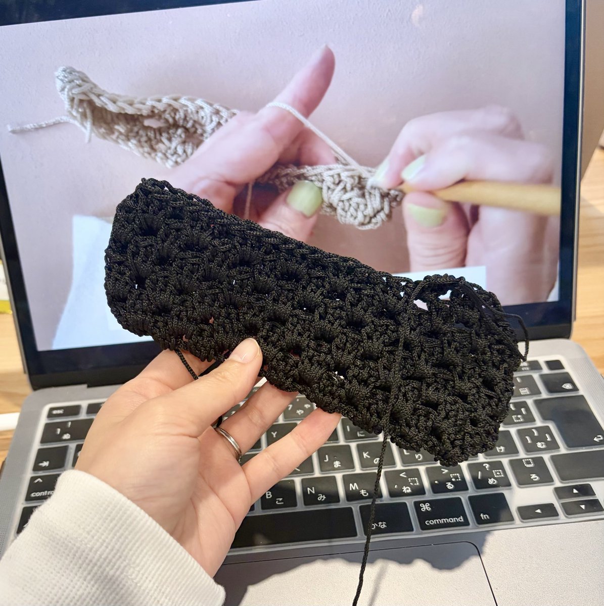 chiakis_design's tweet photo. マクラメヤーンでミニバッグ作成中🖤🤍
作りたいものを探してゆったり編んだり間違えた糸を解いたり🪡
一進一退しながら完成していく創作時間が癒し🥰 https://t.co/mucRDVhRyt