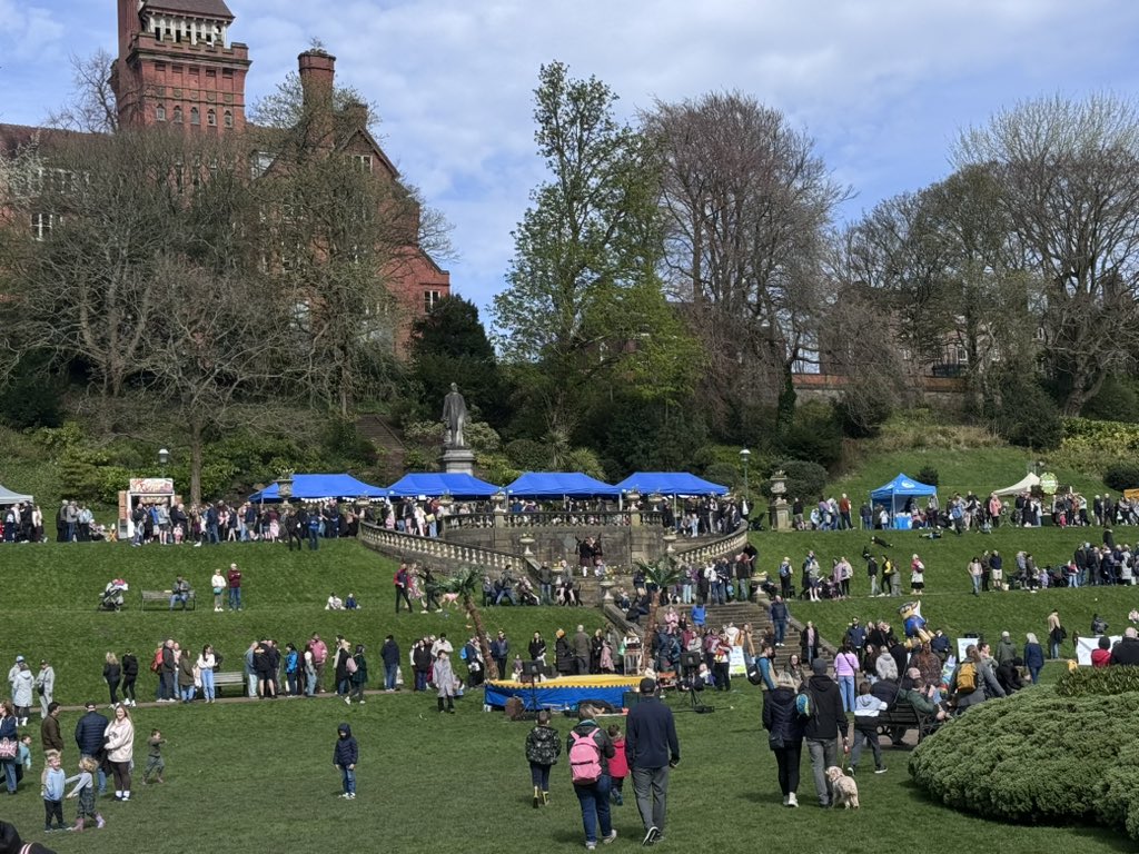 CllrMelClose's tweet image. Avenham &amp;amp; Miller Parks are looking beautiful in the sunshine for today’s #EasterMonday #Eggrolling #Tradition
So many families &amp;amp; individuals rolling eggs and enjoying the free enters and stalls. #Fabulous