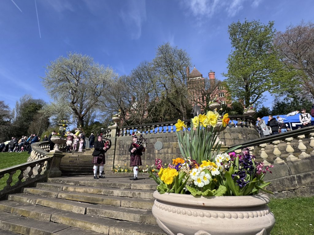 CllrMelClose's tweet image. Avenham &amp;amp; Miller Parks are looking beautiful in the sunshine for today’s #EasterMonday #Eggrolling #Tradition
So many families &amp;amp; individuals rolling eggs and enjoying the free enters and stalls. #Fabulous