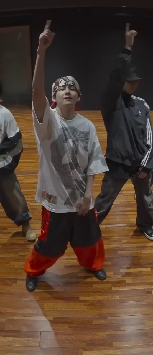 luvv_951230's tweet image. 오늘도 춤이 참 잘생기셨어요🥰
태형이 춤선은 진짜 매일 반함
역시 내눈엔 뷔만 크게크게 보여~💕

BTS '2.0' Dance Practice
#BTS_ARIRANG #2point0
#뷔 #김태형 #V #TAEHYUNG