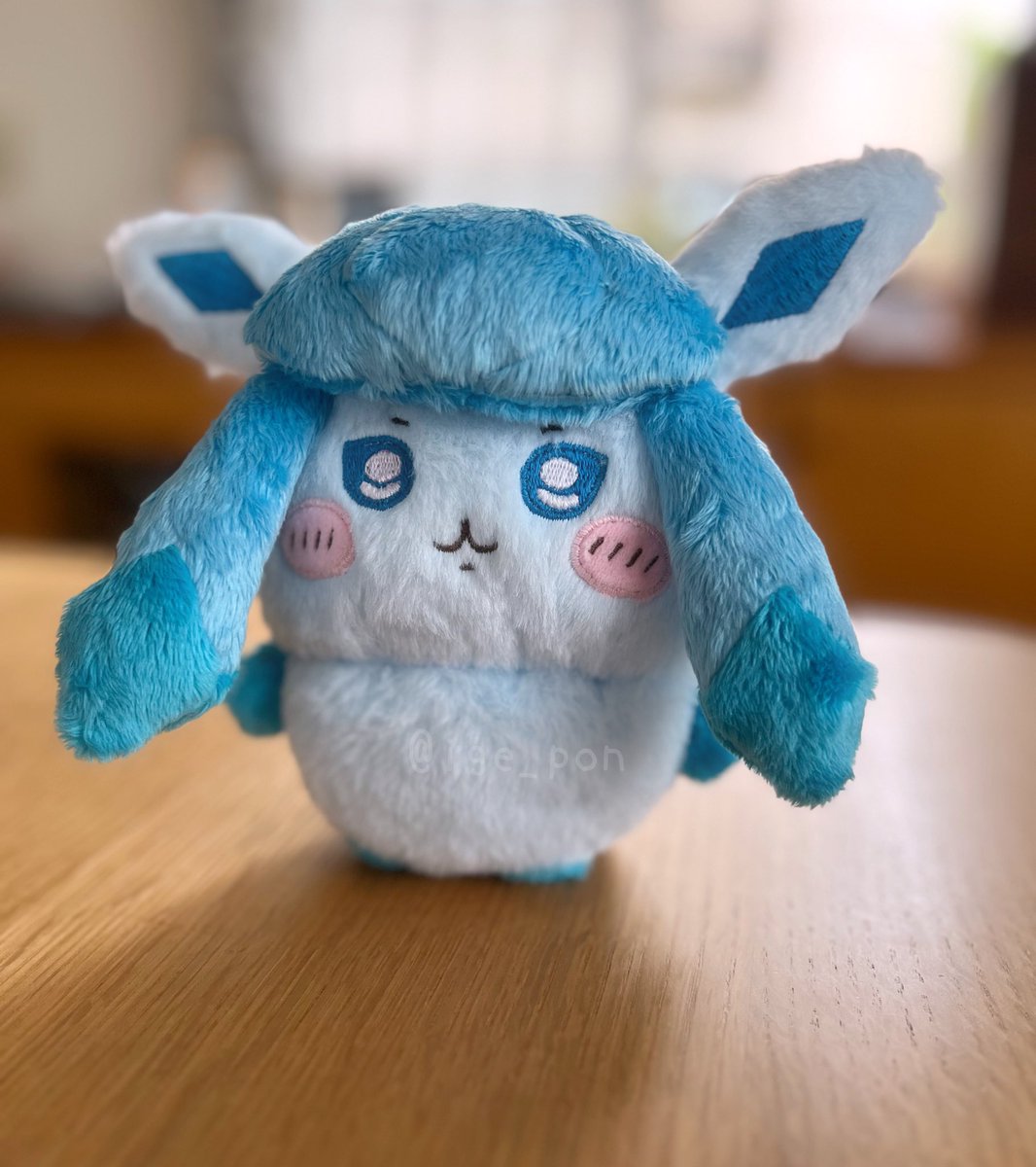 ige_pon's tweet photo. ちいかわ風のグレイシアぬいぐるみつくりました❄️
自作型紙によるファンアートです🌟
ちいリーフィアとなかよし🌱
#ポケモン手芸部 #pokemonfanart https://t.co/dVzgXCoZUj