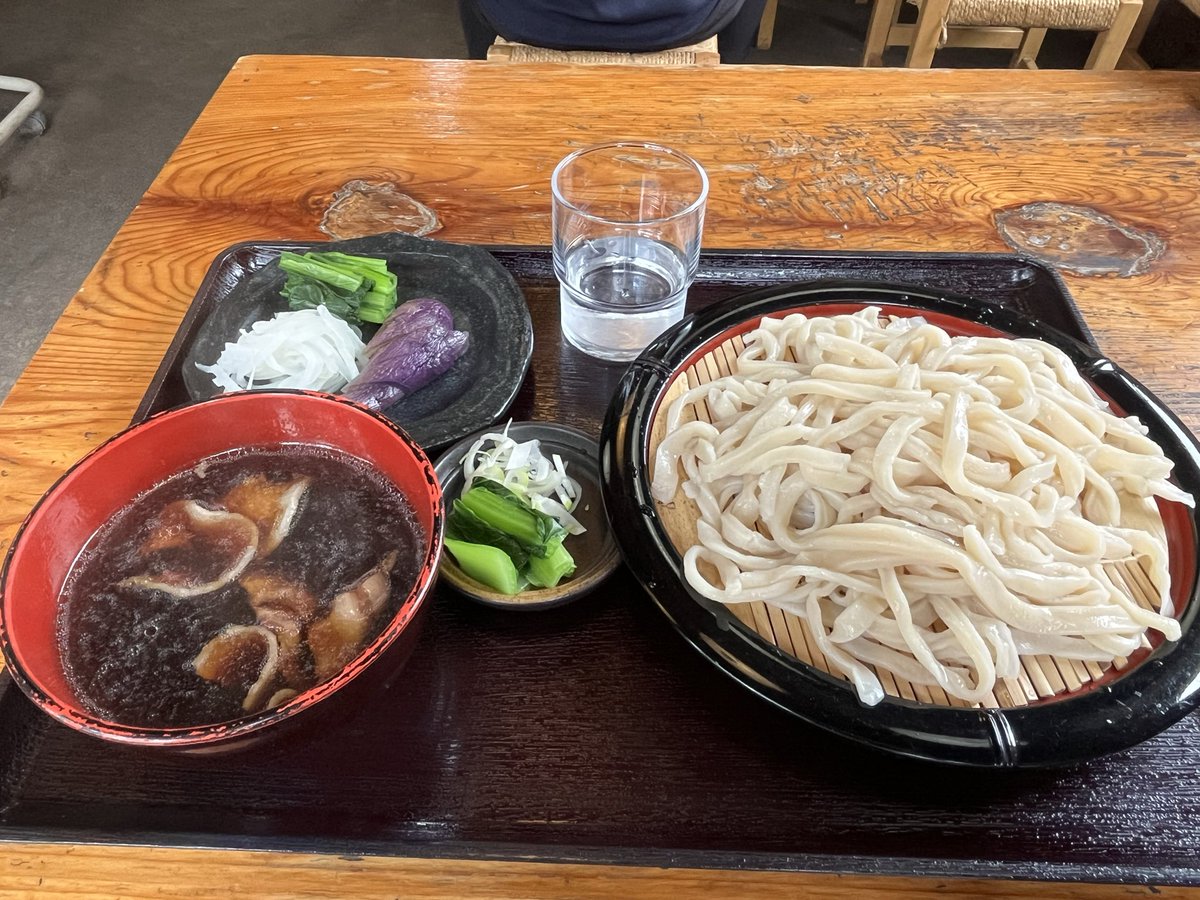 ameto_Terada's tweet photo. たまの投稿がこれで申し訳ないのですが【今日のうどん】。東村山市（諏訪町のいっちょめ）の「こせがわ」さん。正統派武蔵野うどん。コシがあって手打ちならではの麺のばらつきもあって食感に変化がある。店構えも含めて最高。志村けんさんも時々来てたらしく店内には写真や似顔絵などが。 https://t.co/t7DEkBsRAG