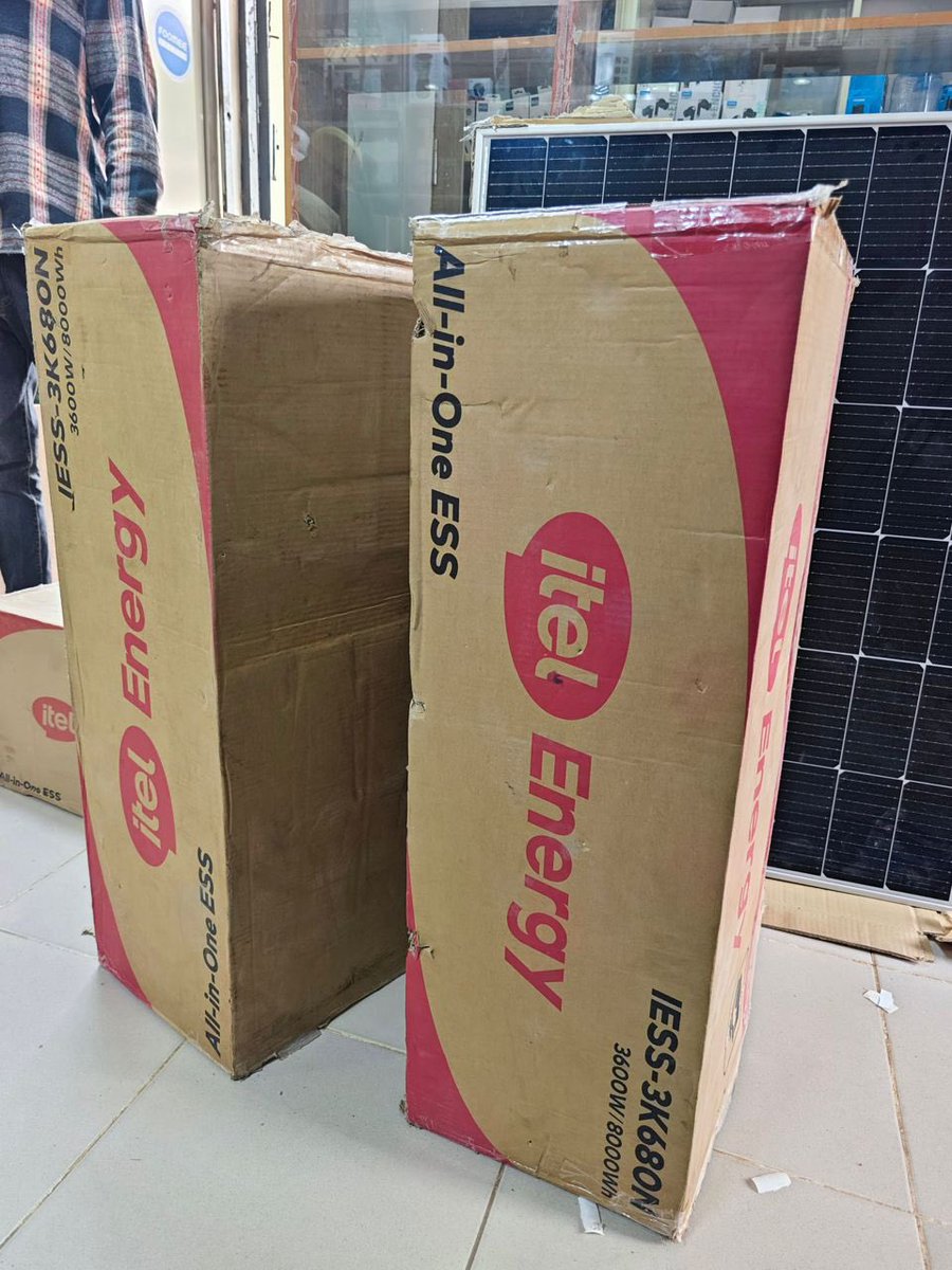 Val_Gadget's tweet photo. ITEL POWER TANK SOLAR

3600watts Solar Inverter
8000WH Lithium Battery (8-10years life cycle) 

Can power Separately :

1HP inverter AC (11 Hours)
 Refrigerator (4-6 days) 
55 Inch Tv (3-4 days ) 
Standing Fan (6-8 days ) 
Laptop (5-6ays) 
Blender
Lightening bulbs (10 Days) 

Selling for ₦1,800,000

If we hit 100 before MAY 1 I’ll give out 1