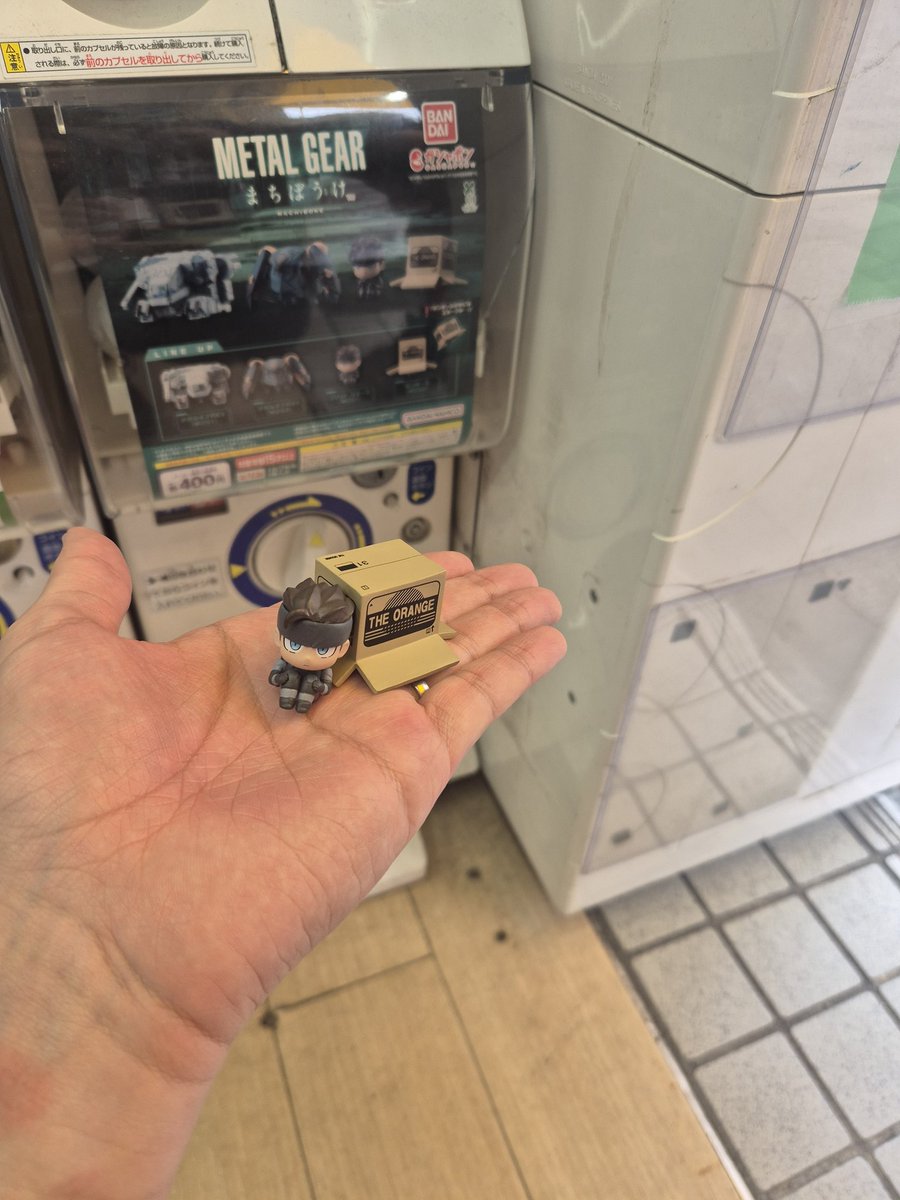 JaviCostoya's tweet photo. Yo: Puffff, hay que ser tonto para gastarse el dinero en gachapon. Hay gente que hace cosas muy raras. 

Yo, después de encontrar un gachapon de Metal Gear.... https://t.co/PvvOLRyeRp