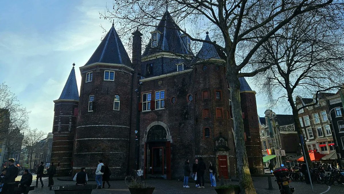 Aux Pays-Bas, les premiers survivalistes numériques se préparent à un Internet sans l’Amérique.
À Amsterdam, l’Internet Resiliency Club développe des réseaux alternatifs pour anticiper une coupure du web.
radiofrance.fr/franceculture/…