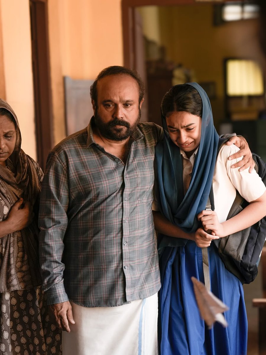 Aneesh_98's tweet photo. Veda Shankar keeps things composed and neat, bringing a calm and graceful presence to the film. Her performance adds more depth and balance, beautifully complementing the overall flow 👏👌
#VedaShankar #Vaazha2 https://t.co/Pk6Tq8IPRf