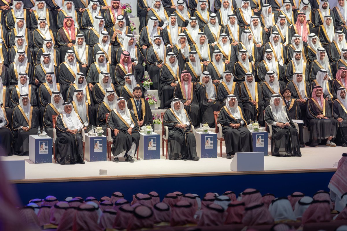Alfaisaluniv's tweet photo. برعاية كريمة من صاحب السمو الملكي الأمير فيصل بن بندر بن عبدالعزيز آل سعود أمير منطقة الرياض احتفلت #جامعة_الفيصل بتخريج طلاب كلية الأعمال وكلية القانون والعلاقات الدولية، إضافة إلى خريجي برامج الدراسات العليا في الأعمال. لحظة فخر لخريجينا وعائلاتهم ولكافة منسوبي الفيصل، احتفاءً بإنجازٍ يُتوّج مسيرتهم الأكاديمية.
#تخرج_الفيصل_الدفعة_15