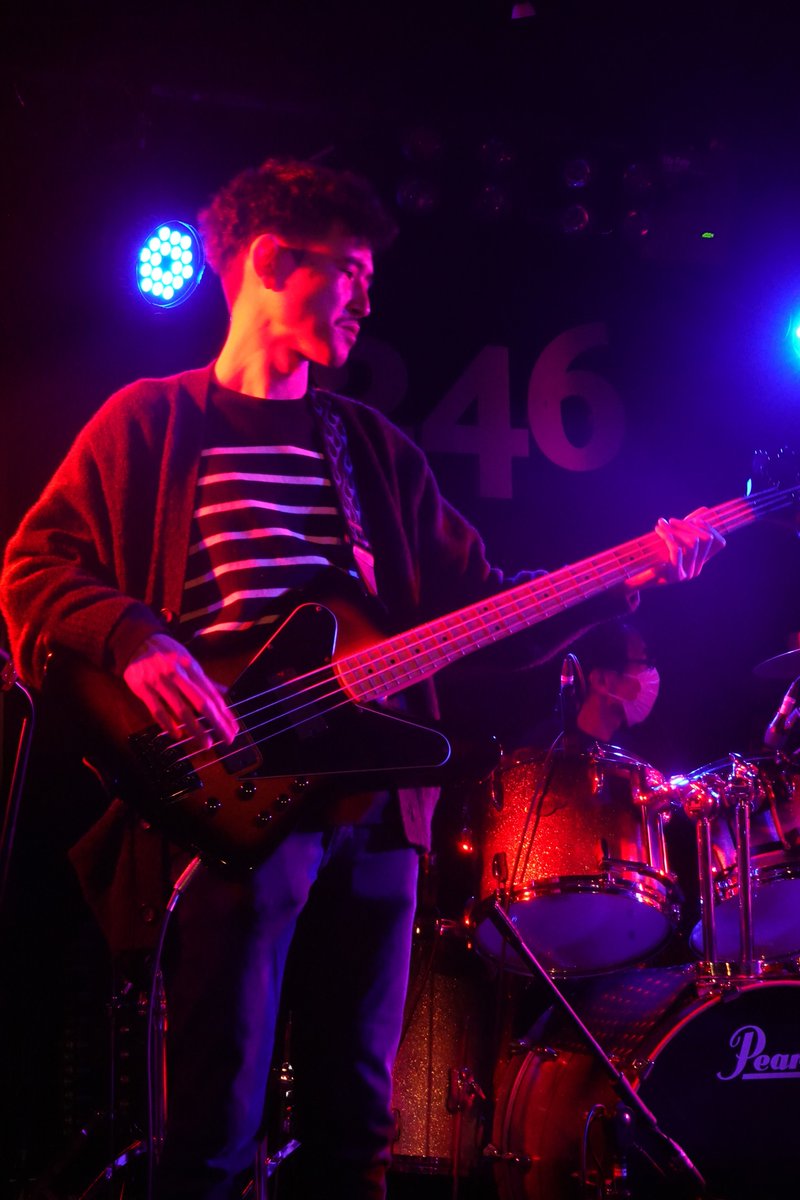 master1987bass's tweet photo. ちょうど先週、久方ぶりにプログレ系のセッションに参加してまいりました。
最近バンドもやっておらず、ピアノばかりで
全くベースギターを触っていなかったですが。
プレイした曲は
Fracture (突破口)/King Crimson
です。
以前もスリーピースでやった事ある曲でしたが、今回はヴァイオリンの方もいらっしゃり、
どんな感じになるだろうと楽しみでした♪
セッションなので練習なしの一発合わせで、
緊張の糸が切れるか切れないかの瀬戸際な
プレイが楽しめて良かったのと　
改めて思ったのはこの曲は合わせる曲じゃなくて状況を見極めて作る曲だなと思いました。
それとベースはもっと爆音にしとけば良かったとも感じました。
↓は映像です。
https://t.co/qmz3nv2dqX