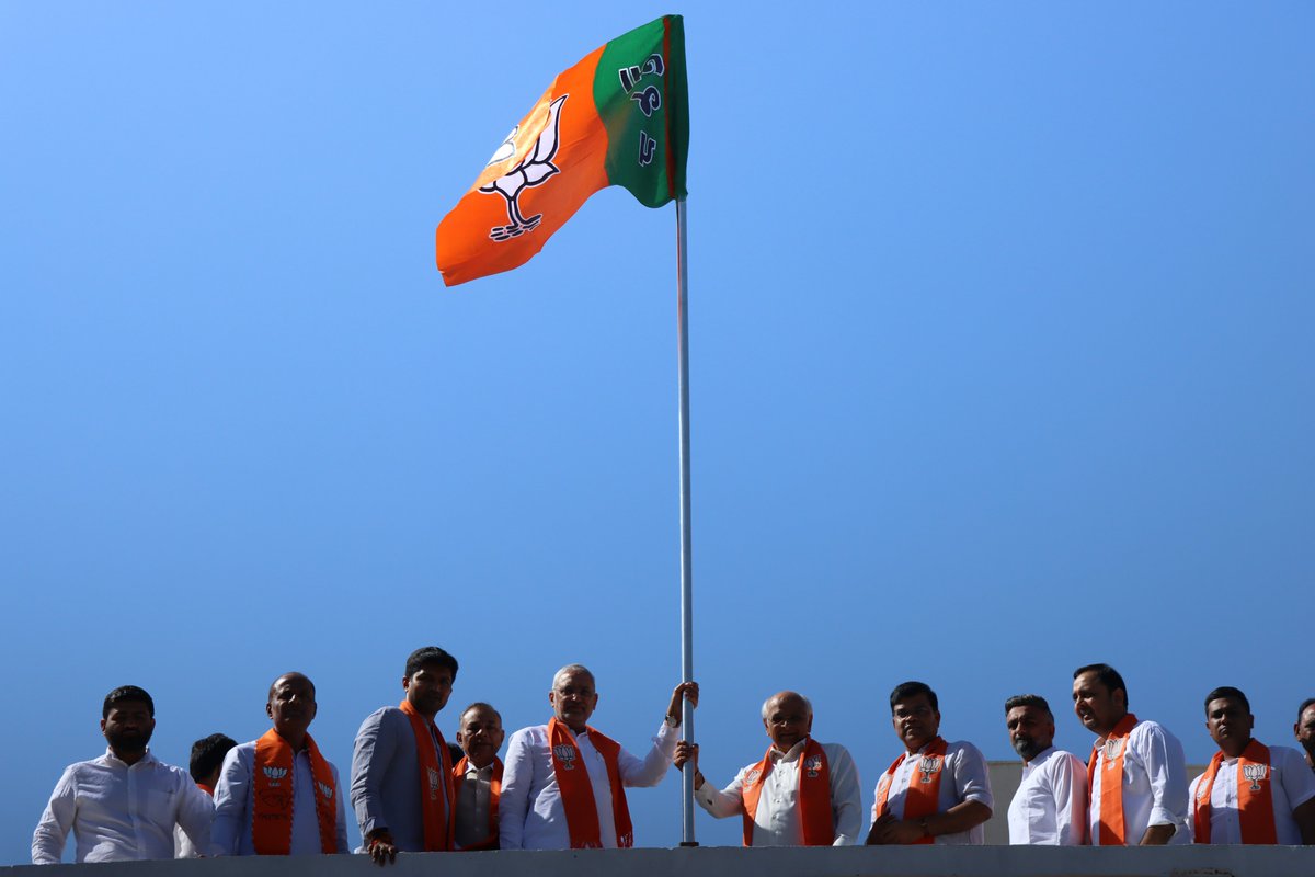 BJP4Gujarat's tweet photo. ભારતીય જનતા પાર્ટીના 47મા સ્થાપના દિવસ નિમિત્તે આજે પ્રદેશ કાર્યાલય 'શ્રી કમલમ્' ખાતે માનનીય મુખ્યમંત્રી શ્રી @Bhupendrapbjp અને પ્રદેશ અધ્યક્ષ શ્રી @iJagdishBJP દ્વારા ધ્વજારોહણ કરવામાં આવ્યું.

#47YearsOfNationFirst https://t.co/AOgbQUFEqg