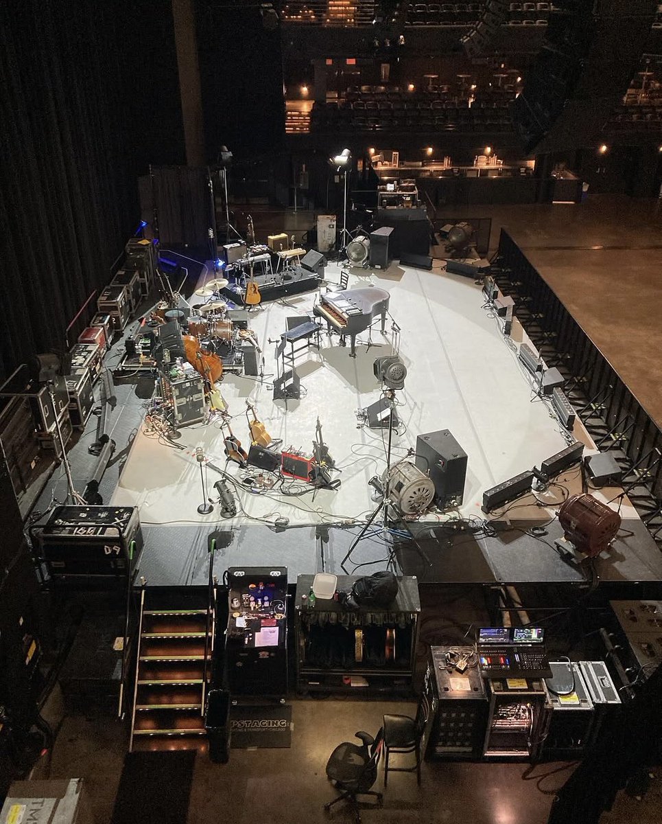StillOnTheRoad_'s tweet image. 2 years ago, Bob Dylan played the final two shows of the US Spring Tour 2024 in Austin at the Moody Theater, after a 24-show run that had begun in Fort Lauderdale. 1/4

#bobdylan
