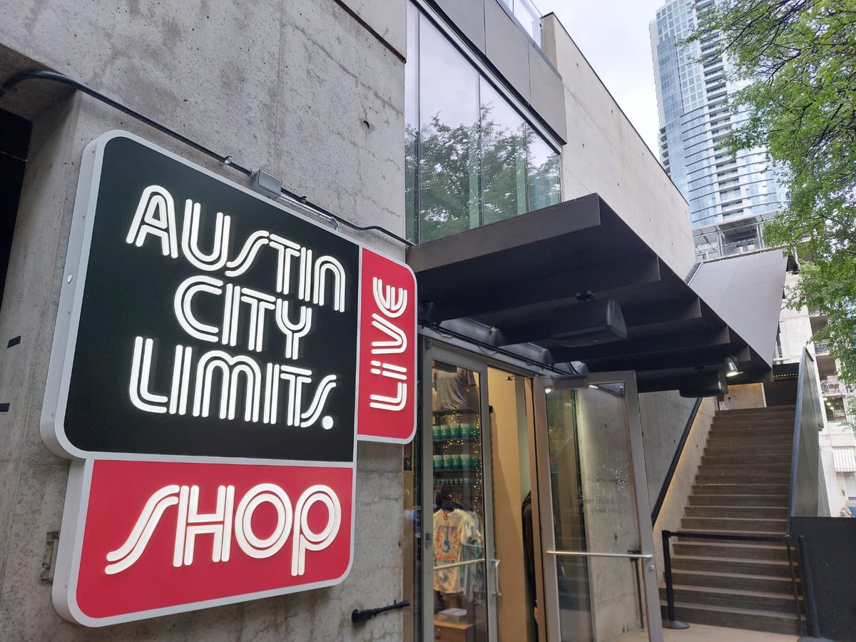 StillOnTheRoad_'s tweet image. 2 years ago, Bob Dylan played the final two shows of the US Spring Tour 2024 in Austin at the Moody Theater, after a 24-show run that had begun in Fort Lauderdale. 1/4

#bobdylan