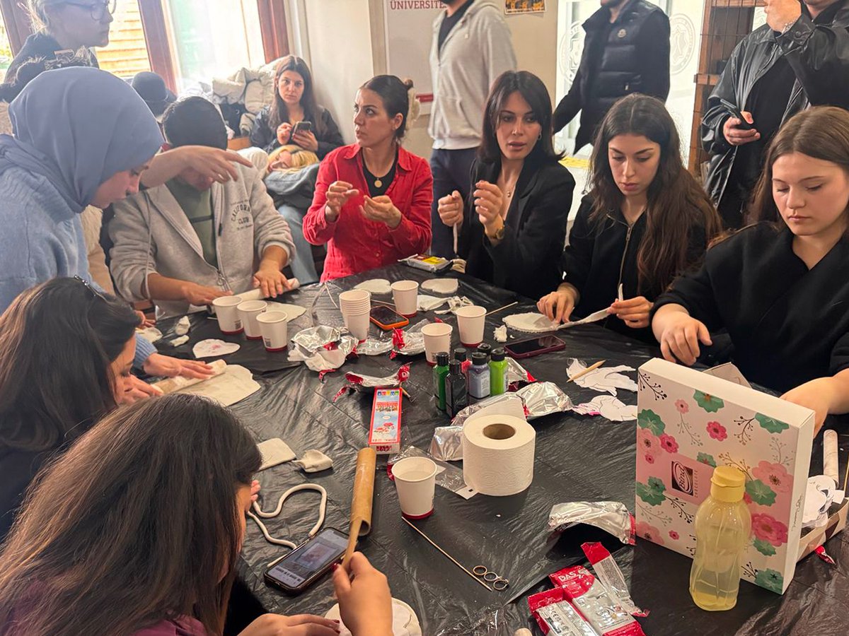 rumeliunv's tweet photo. İstanbul Rumeli Üniversitesi Kültür Sanat Kulübü’nün Artdoll etkinliğinde sanatçı Sinem Temiz konuşmacı olarak yer aldı. Programın atölye bölümünde öğrenciler kil ile figür tasarımları yaptı. #RumeliÜniversitesi #RumeliFarkı https://t.co/GJ2mKan2aU