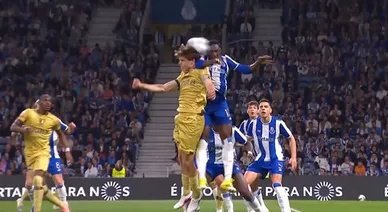 CabineSport's tweet image. FC Porto considera que o lance entre Zaidu e Gustavo Sá é semelhante ao de Maxi Araújo contra o Estoril e de Leandro Barreiro frente ao Gil Vicente, que também foram assinaladas grandes penalidades, informa @Record_Portugal