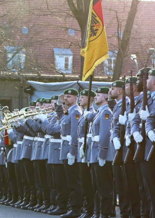Monarchies2000's tweet image. Le prince Georg Friedrich de #Hohenzollern, prétendant au trône de #Prusse et d'#Allemagne, reçu par le  #Wachbataillon du Ministère fédéral de la Défense à Berlin. Il a assisté à l'ouverture officielle du musée d'histoire de ce régiment à qui il a prêté des collections.🇩🇪