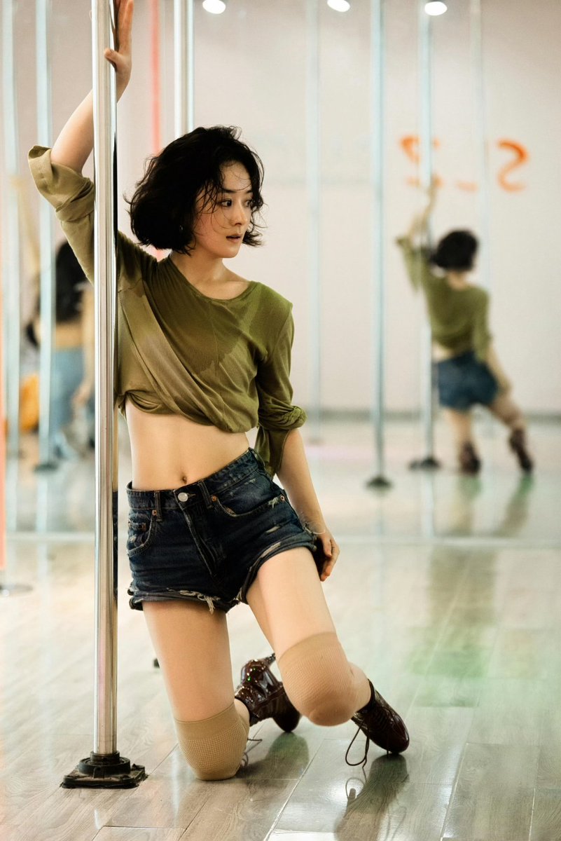 b_wanderer_soul's tweet photo. ZLY's studio shared ZLY practicing dance pics for her role Gao Yuexiang 🥺
My hardworking girl ❤️
#ZhaoLiying #赵丽颖 #CDrama #WeGirls https://t.co/g6uQ8ah7Js