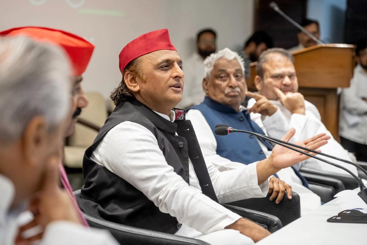 Dileepkrishnna's tweet photo. आदरणीय श्री अखिलेश यादव जी राष्ट्रीय अध्यक्ष समाजवादी पार्टी की उपस्थिति मे कैडर मीटिंग लखनऊ

श्री अखिलेश यादव जिंदाबाद
समाजवादी पार्टी जिंदाबाद https://t.co/hO71EZ9iYN